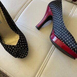 BLACK AND WHITE POLKA DOT PUMPS